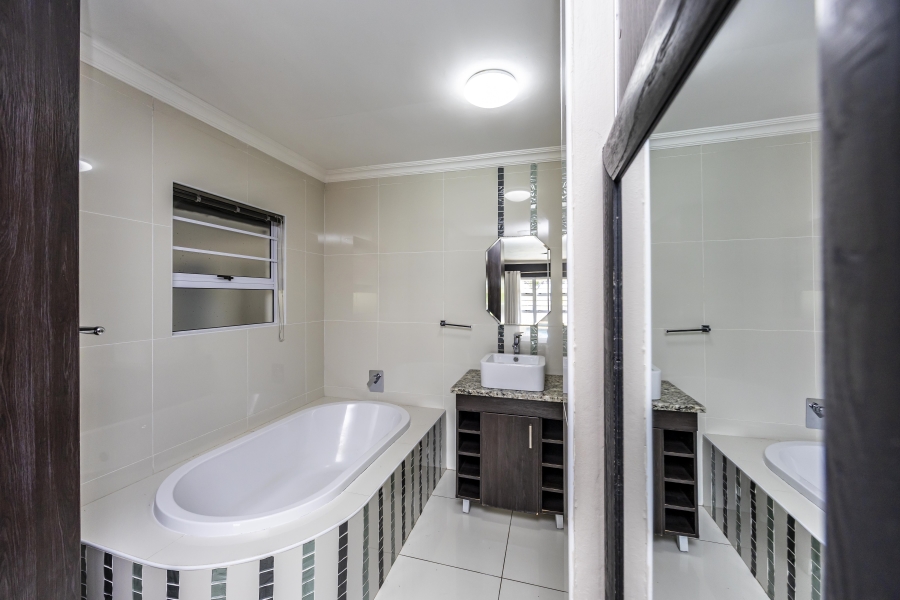 4 Bedroom Property for Sale in Sunrise On Sea Eastern Cape